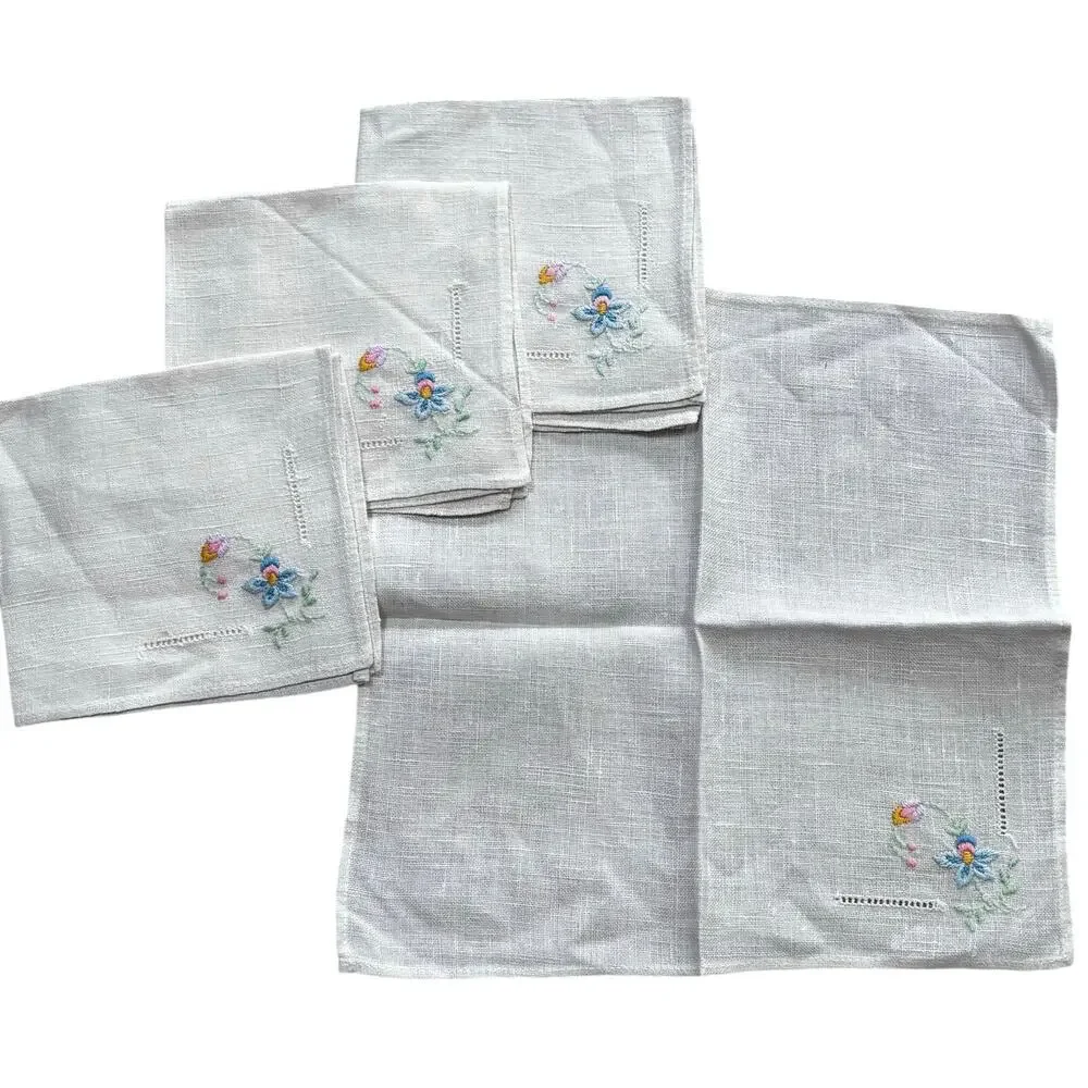 Vintage linen cocktail napkins (4) hand embroidery flowers classic 1940’s style